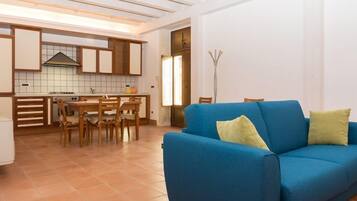 Departamento, 2 habitaciones, cocina | Área de sala de estar | Televisión de pantalla plana