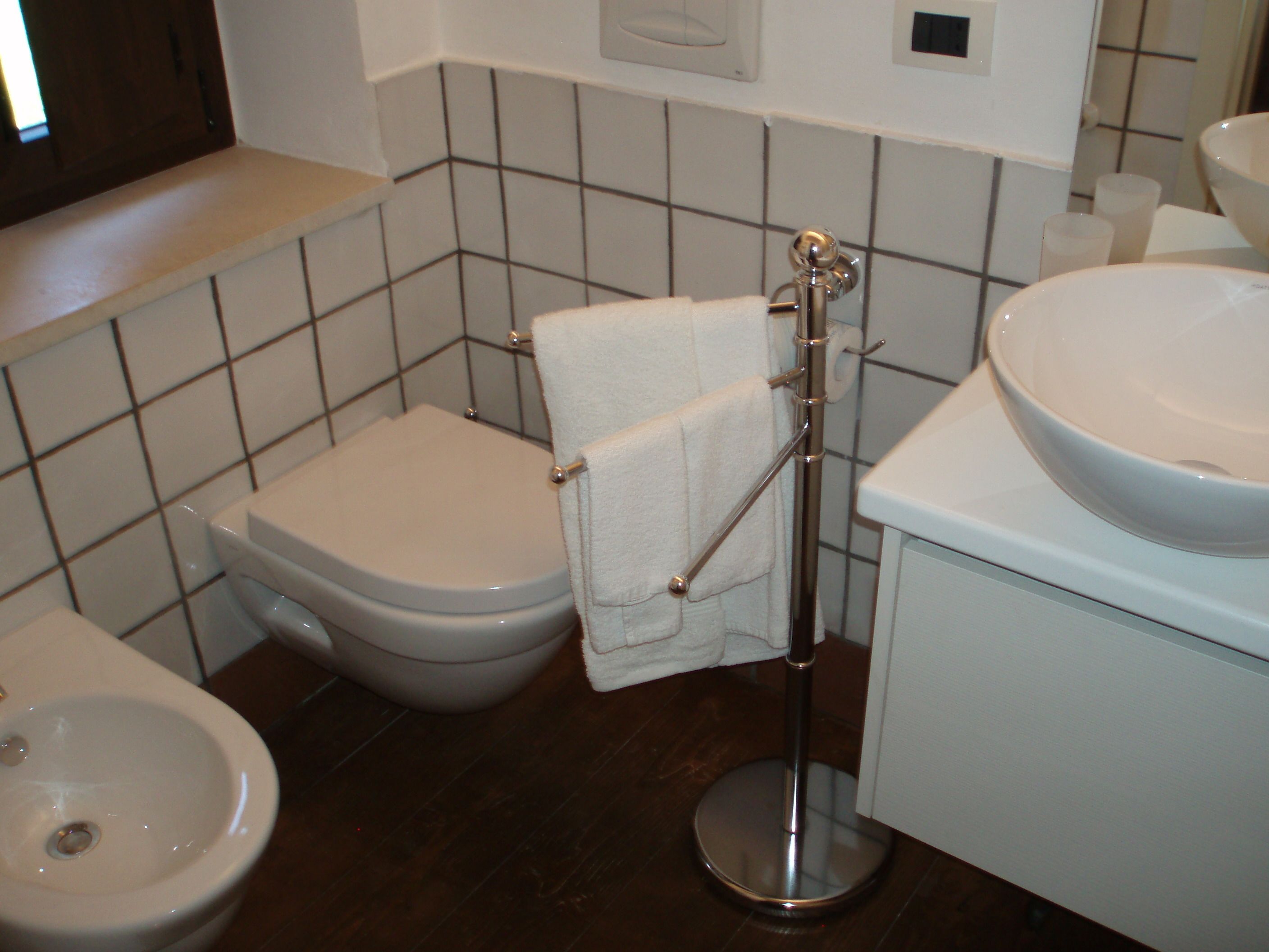 A bathroom with a toilet, bidet, and sink.