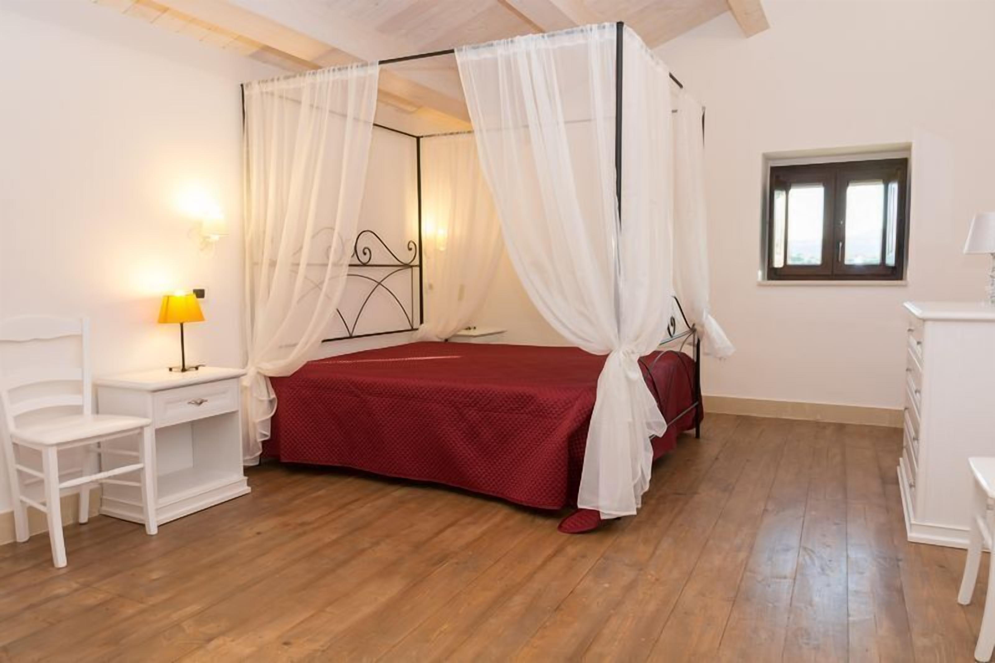 Quadrupla Deluxe | Biancheria da letto di alta qualità, una scrivania