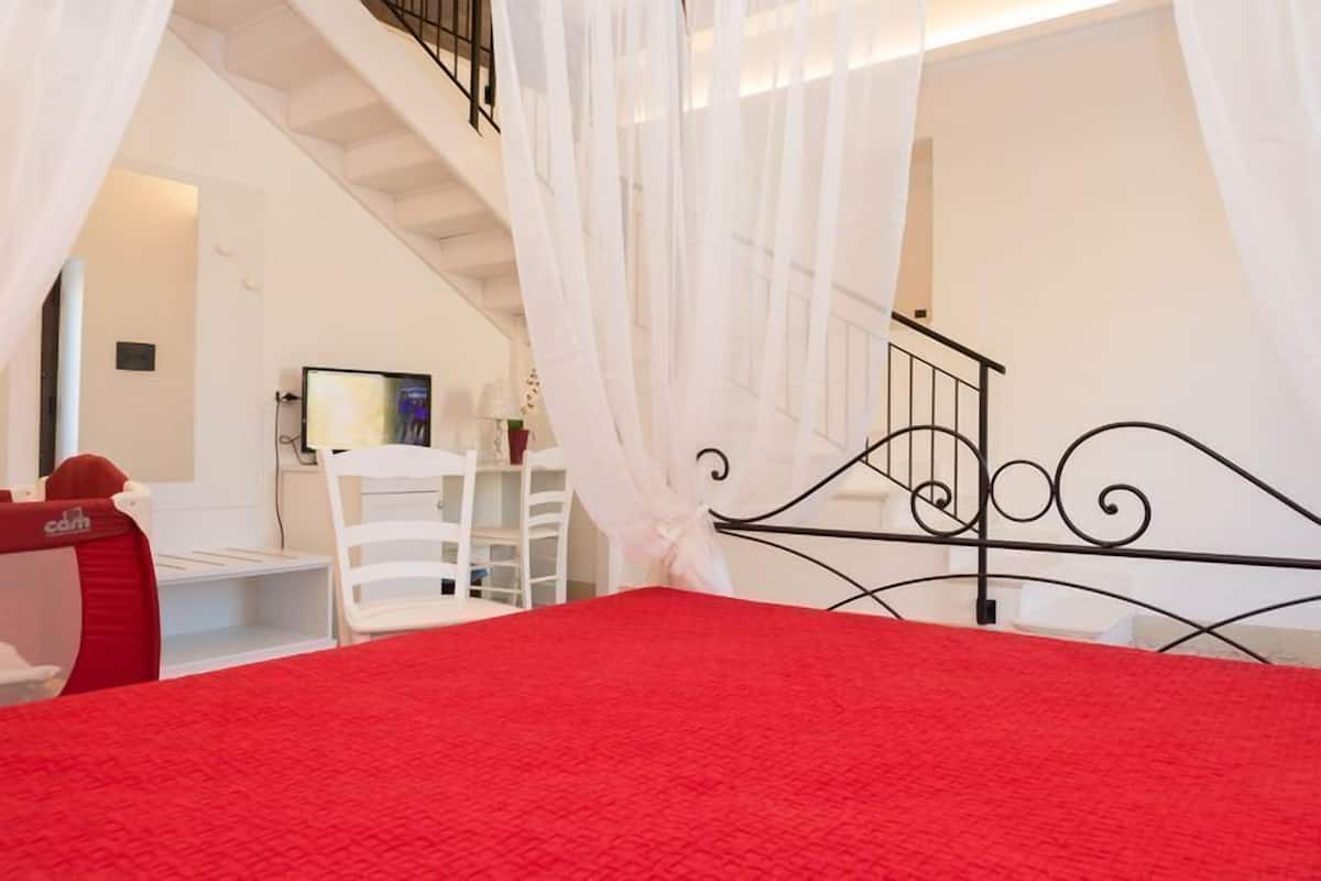 Vierpersoonskamer | Luxe beddengoed, een bureau, gratis babybedden, gratis wifi