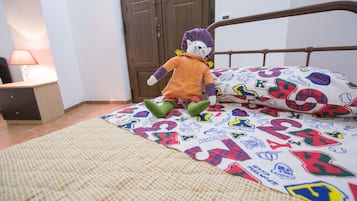 Quarto triplo superior, 1 quarto | Roupas de cama premium, escrivaninha, berços grátis, Wi-Fi de cortesia