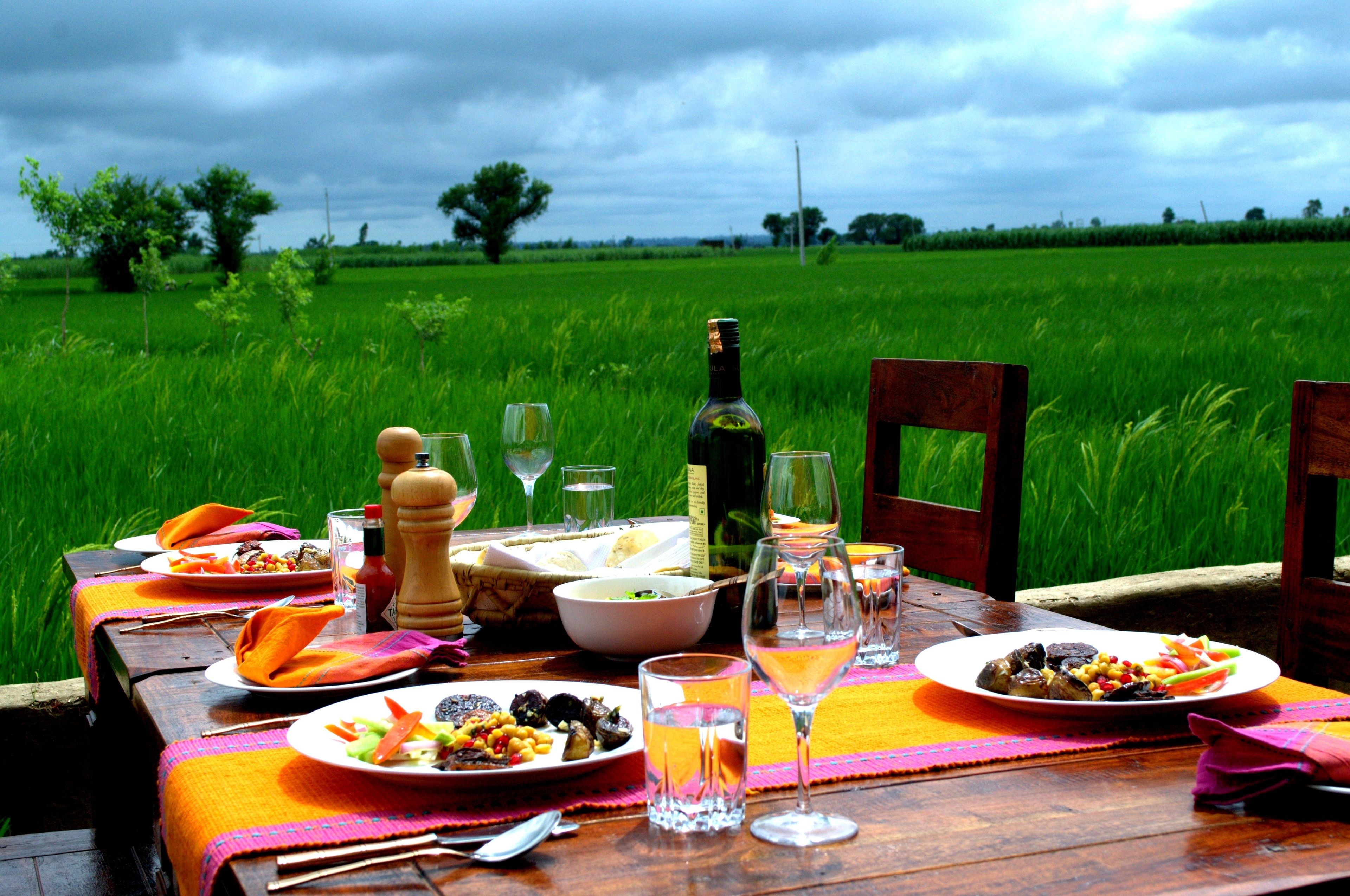 Breakfast, lunch and dinner served