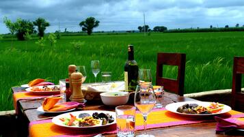 Breakfast, lunch and dinner served