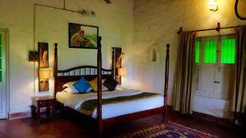 Standard Cottage, 1 King Bed, Accessible, Garden View