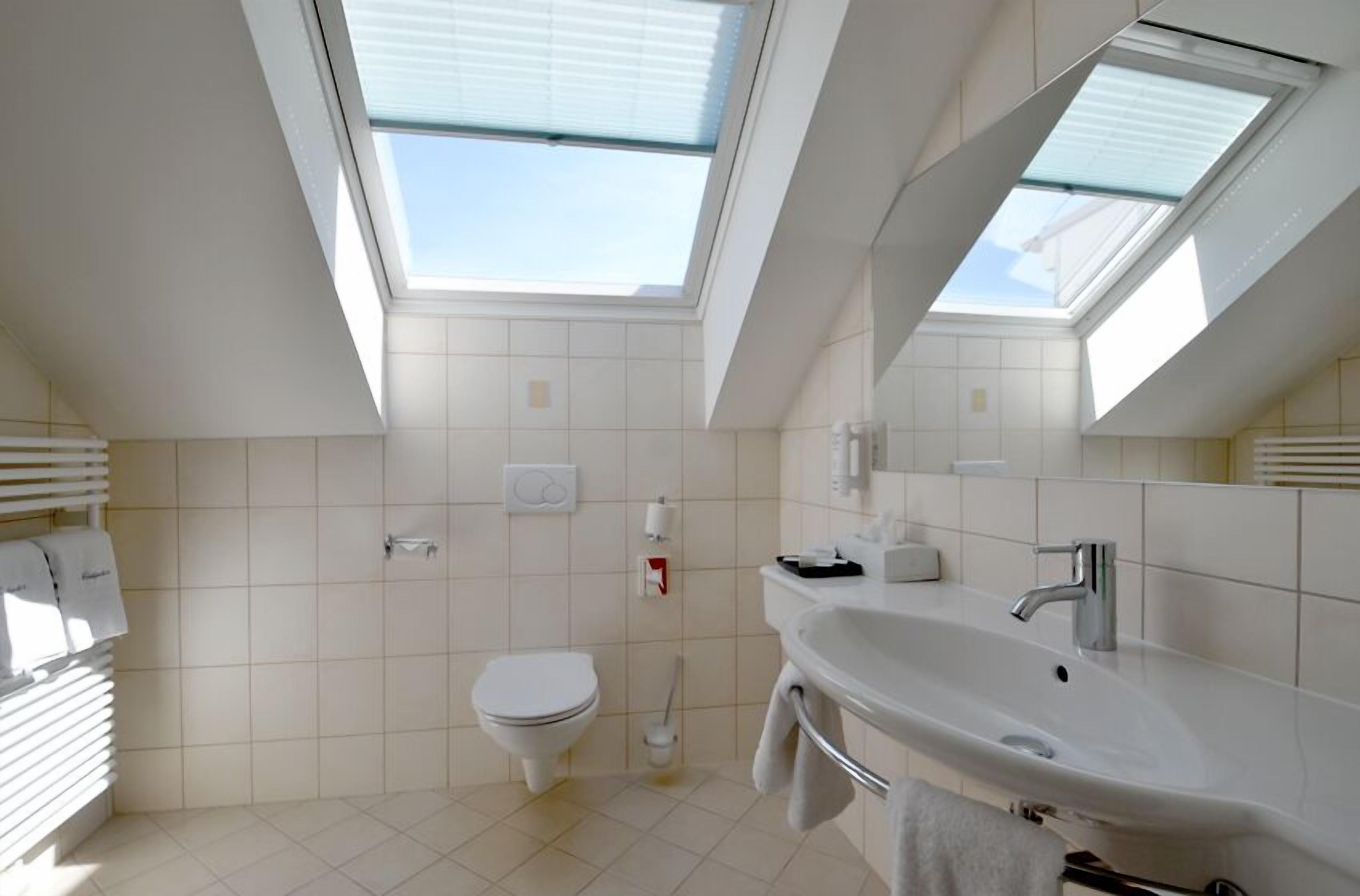 standard triple room | bathroom | shower, hair dryer, towels