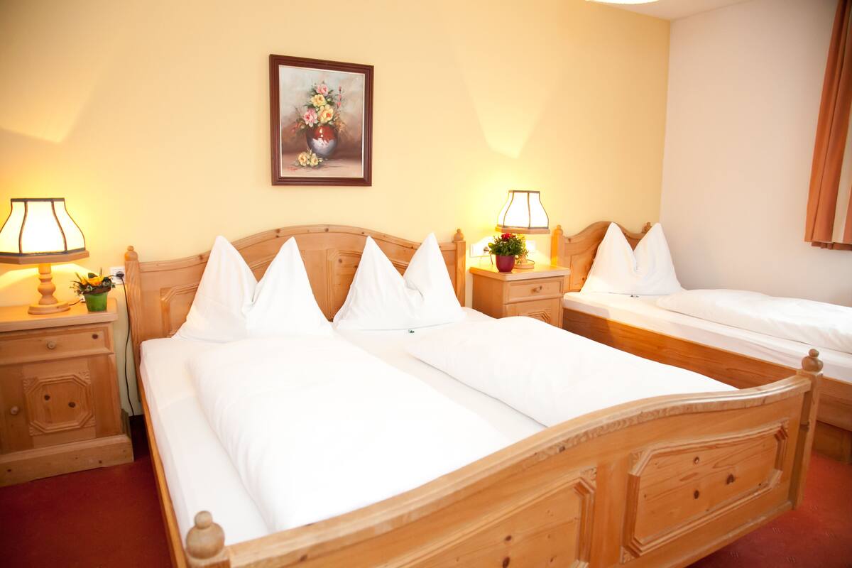 standard triple room | 1 bedroom, desk, laptop workspace, iron/ironing board