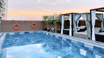 Una piscina al aire libre