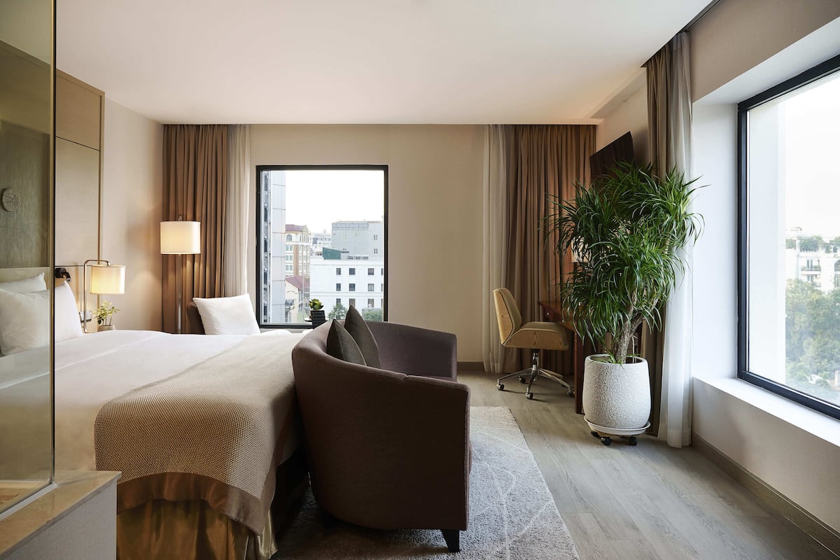 Quarto executivo, vista para a cidade | Frigobar, cofres nos quartos, escrivaninha