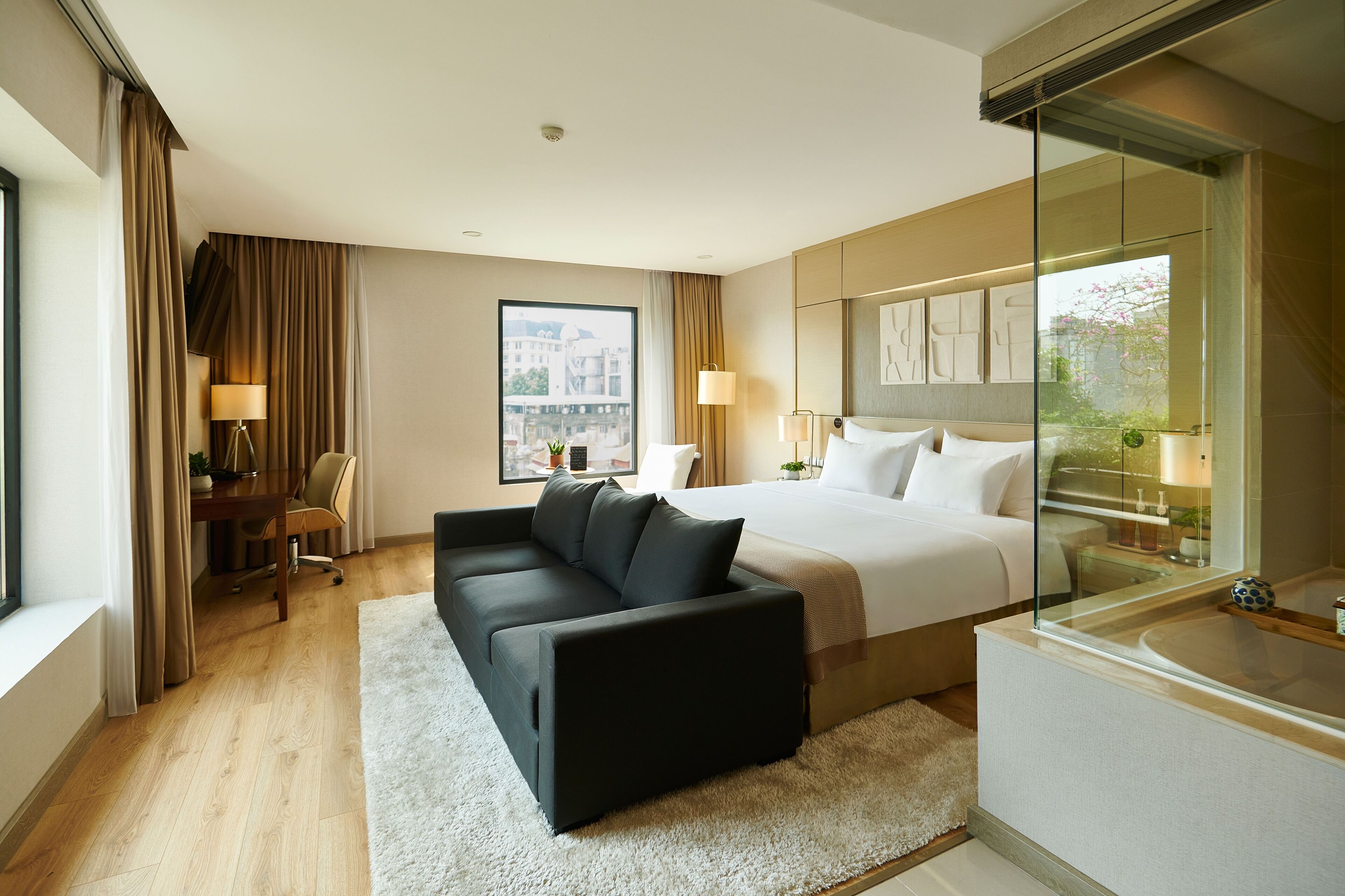 Habitación Signature, vistas a la ciudad | Minibar, caja fuerte, escritorio y espacio para trabajar con un portátil