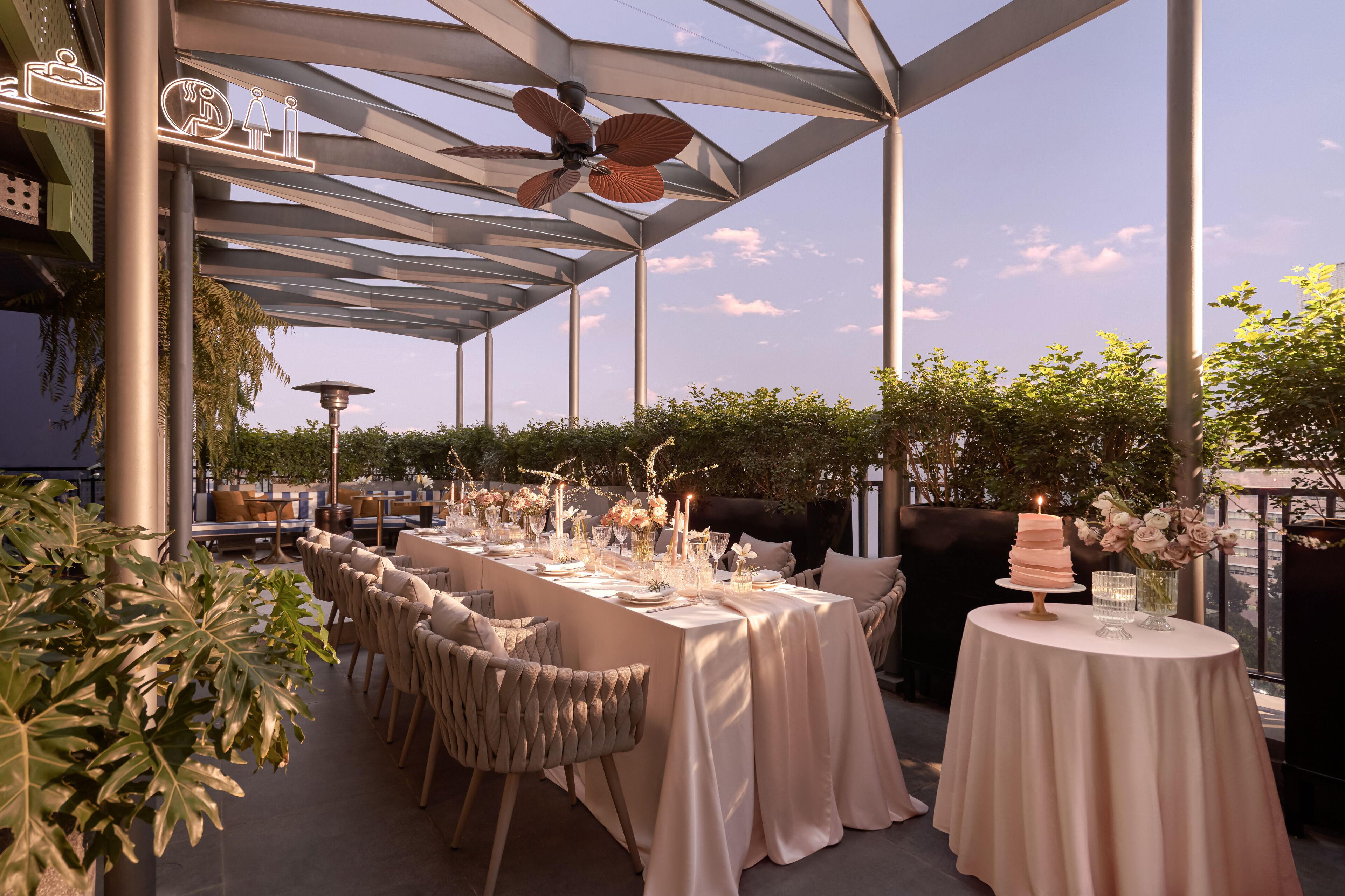 serves lunch and dinner