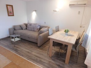 Comfort Apartment, 1 Bedroom, Balcony, Garden View | Living area