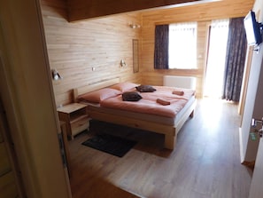 Deluxe Room, 1 Bedroom | Desk, cots/infant beds, rollaway beds, free WiFi