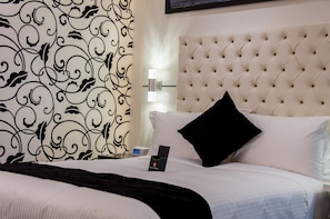 Business Room, 1 Queen Bed | 1 bedroom, minibar, in-room safe, individually decorated