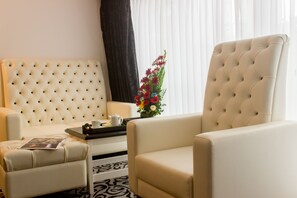 42-英寸纯平电视 （配备有线频道）、电视