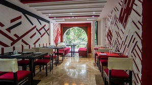 Petit déjeuner, déjeuner, dîner et brunch servis sur place