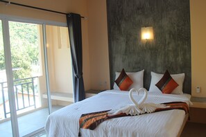 Habitació doble o amb dos llits individuals estàndard, 1 dormitori, balcó, vistes a la piscina | Caixa forta a l'habitació, escriptori i habitacions insonoritzades 