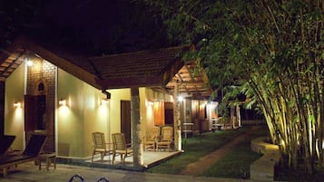 Vila superluxo, acesso à piscina, vista para o jardim | Individualmente mobiliados, escrivaninha