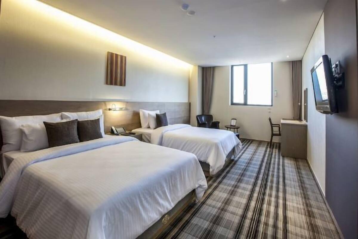 Premium bedding, in-room safe, blackout curtains