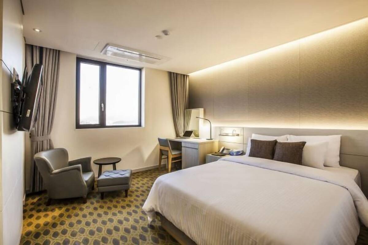 Premium bedding, in-room safe, blackout curtains