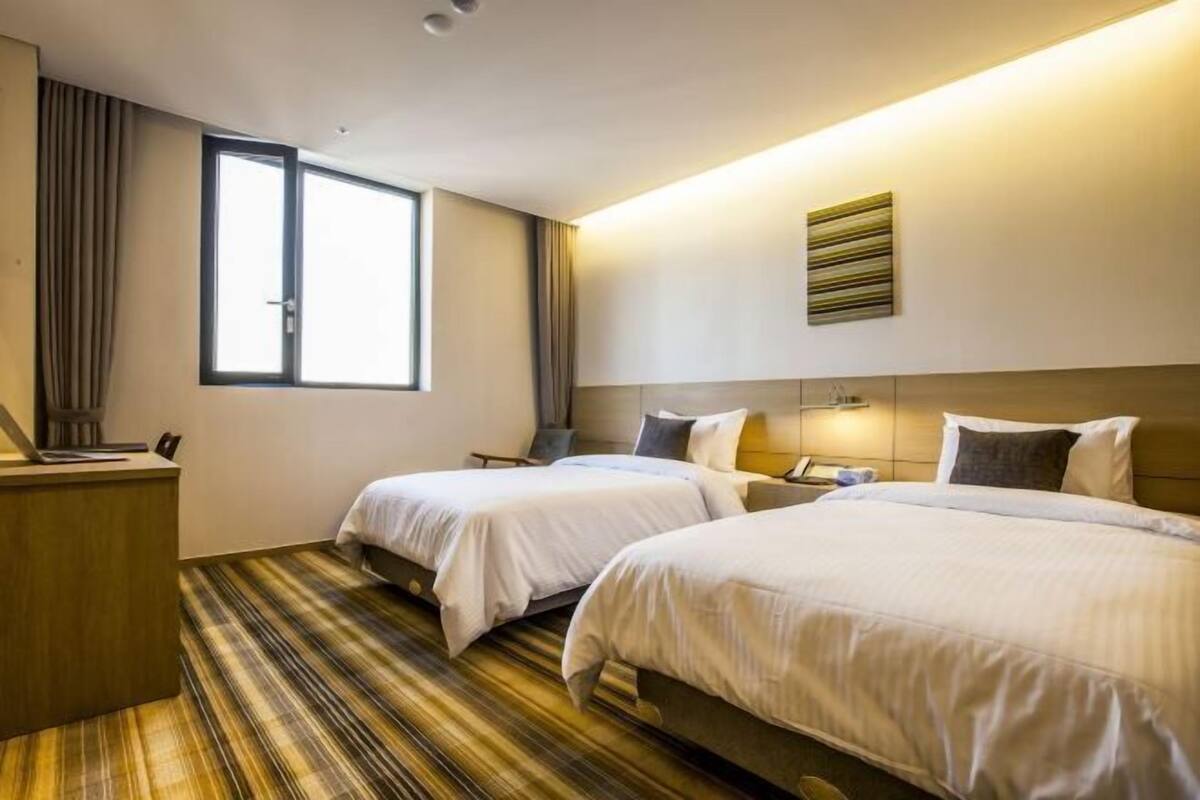 Premium bedding, in-room safe, blackout curtains