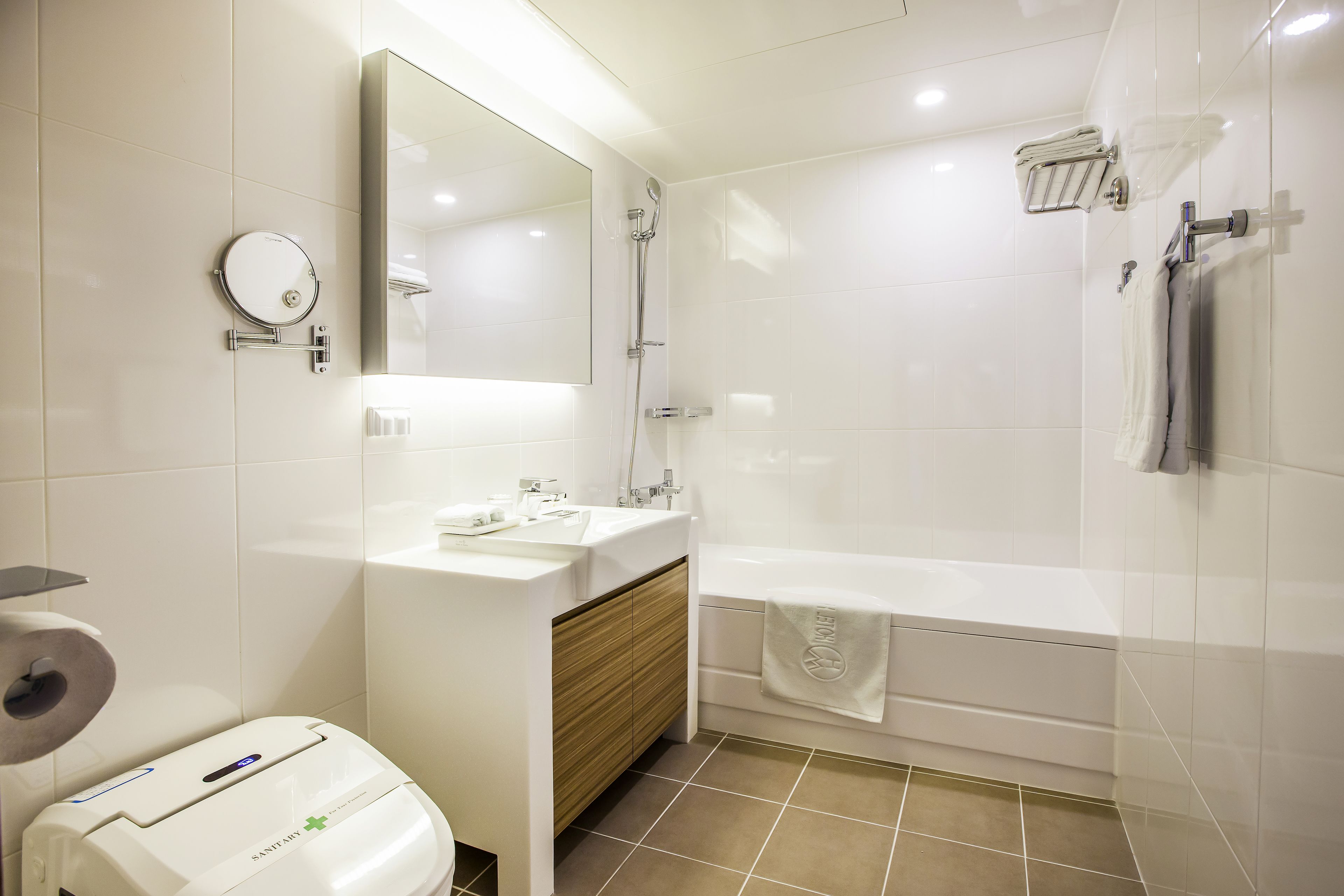 combined shower/bathtub, deep-soaking bathtub, free toiletries