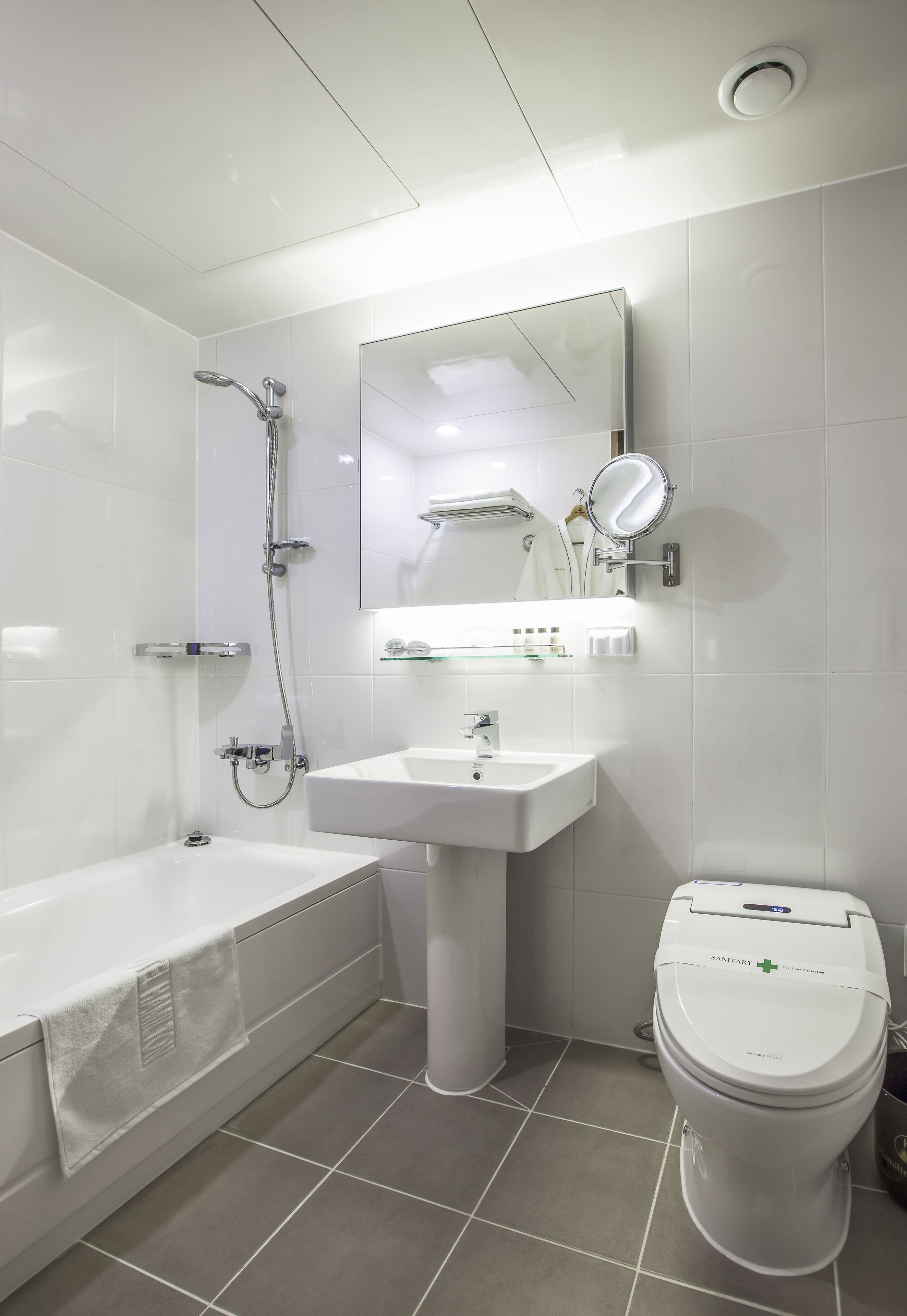 combined shower/bathtub, deep-soaking bathtub, free toiletries