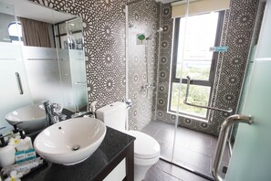 Quarto superior, 1 cama de casal, vista para a cidade | Banheiro | Chuveiro/banheira combinados, produtos de toalete grátis