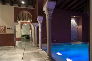 4 innendørsbassenger