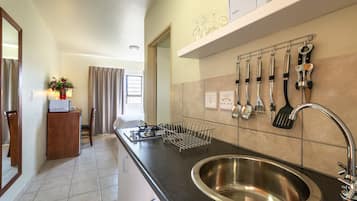 Refrigerador, placa de cocina, tetera/pava eléctrica