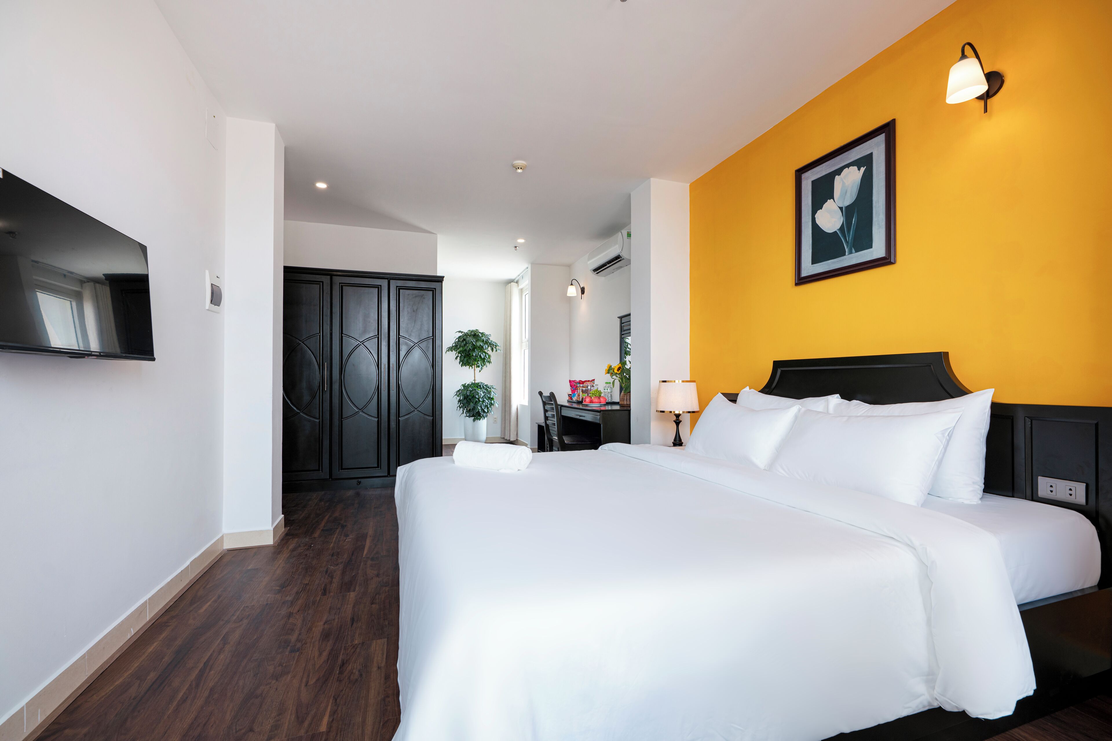 grand double room, city view | 1 bedroom, minibar, in-room safe, desk