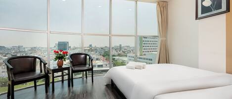 Quarto casal ou duplo júnior, vista para a cidade | Frigobar, cofres nos quartos, escrivaninha, Wi-Fi de cortesia