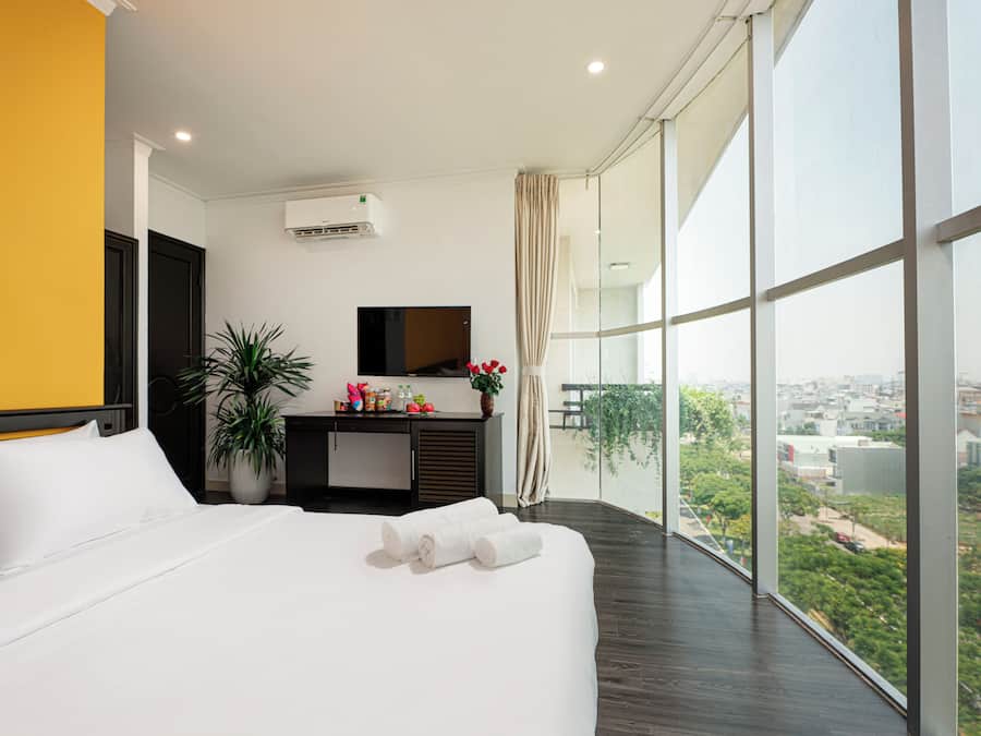 Junior kamer, 1 twee- of 2 eenpersoonsbedden, uitzicht op stad | Een minibar, een kluis op de kamer, een bureau, gratis wifi