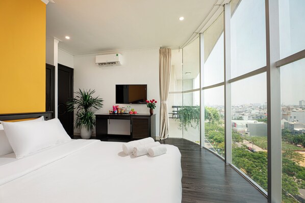 Junior Double or Twin Room, City View | Minibar, in-room safe, desk, free WiFi - Amanda Hotel (Da Nang)