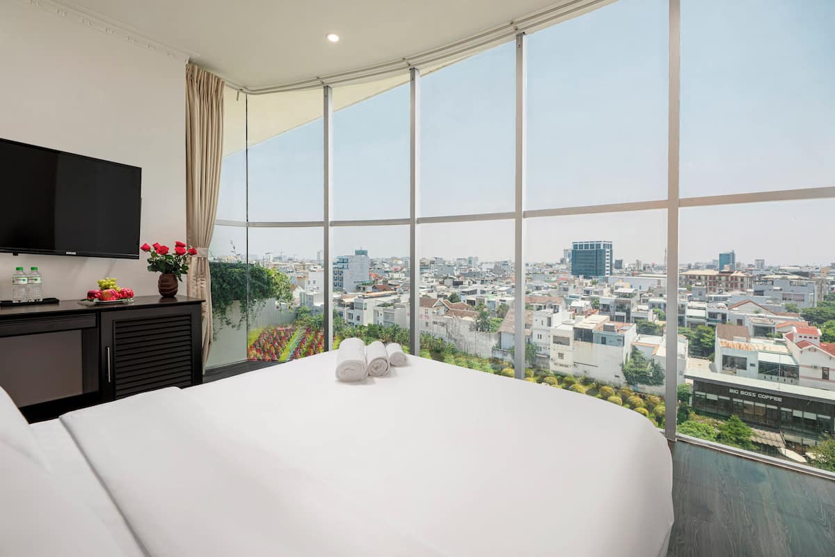 junior double or twin room, city view | 1 bedroom, minibar, in-room safe, desk