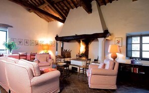 公寓 (Remo) | 客廳 | 平面電視、壁爐