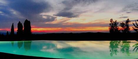 Een buitenzwembad, parasols voor strand/zwembad