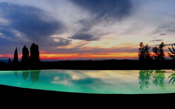 Kolam renang outdoor, dengan payung kolam renang dan kursi berjemur