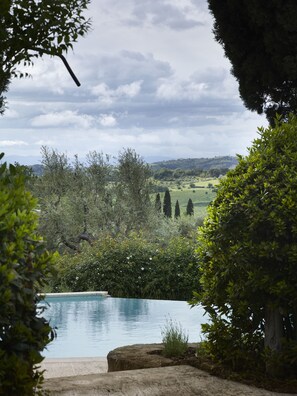 Outdoor pool, pool umbrellas, pool loungers - Borgo Lucignanello Bandini (Montalcino)