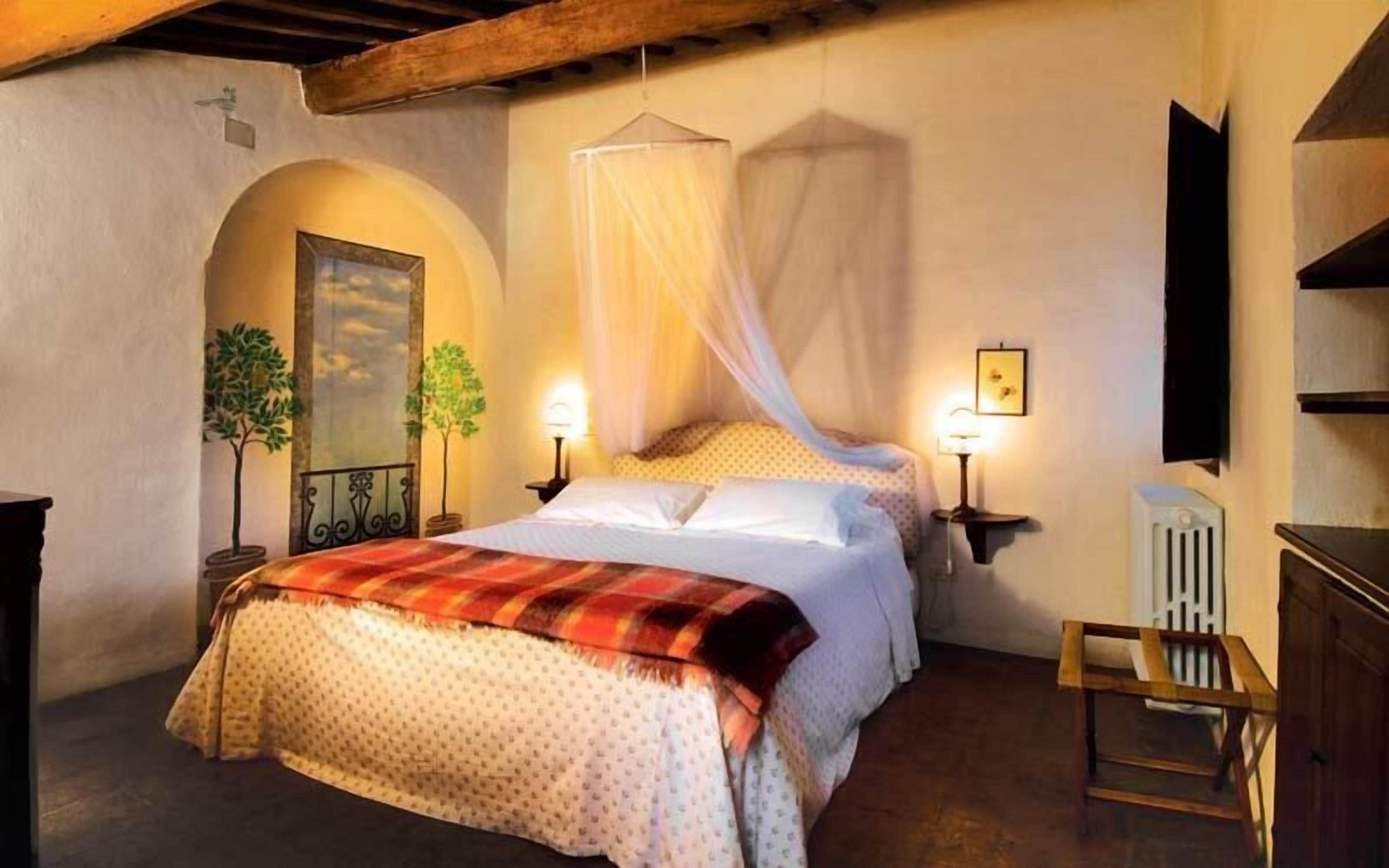 Premium bedding, in-room safe, individually decorated