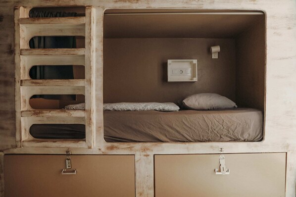 Standard Shared Dormitory (6 pax) | Free WiFi - Onefam Sants (Barcelona)