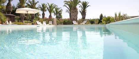 Piscine extérieure (ouverte en saison), parasols de plage