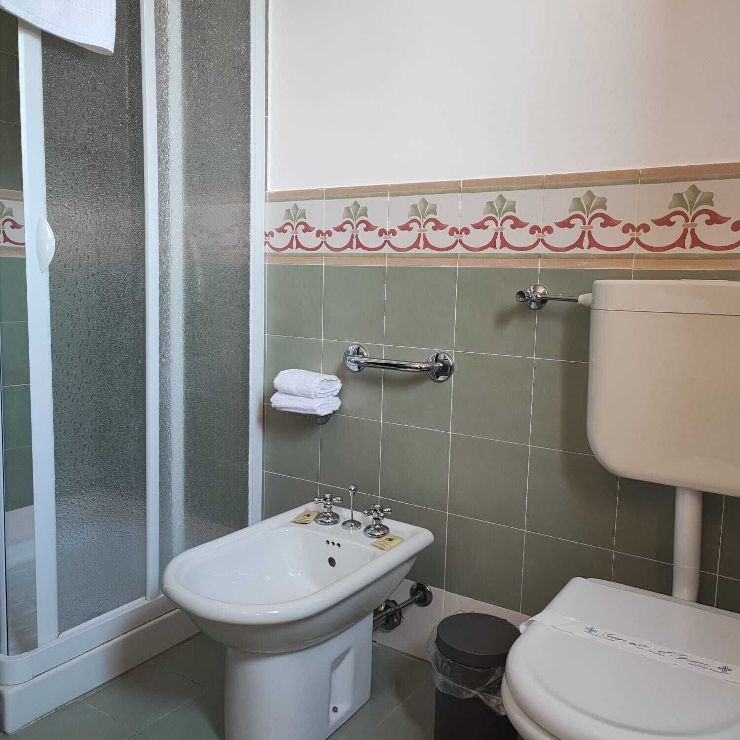Ein Badezimmer mit Dusche, Toilette und Waschbecken.