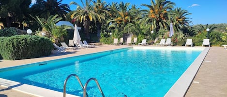 Piscine extérieure en saison, accÚs possible de 10 h à 19 h, parasols