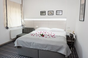 Quarto casal ou duplo standard | Cofres nos quartos, berços (sobretaxa), Wi-Fi de cortesia, roupa de cama