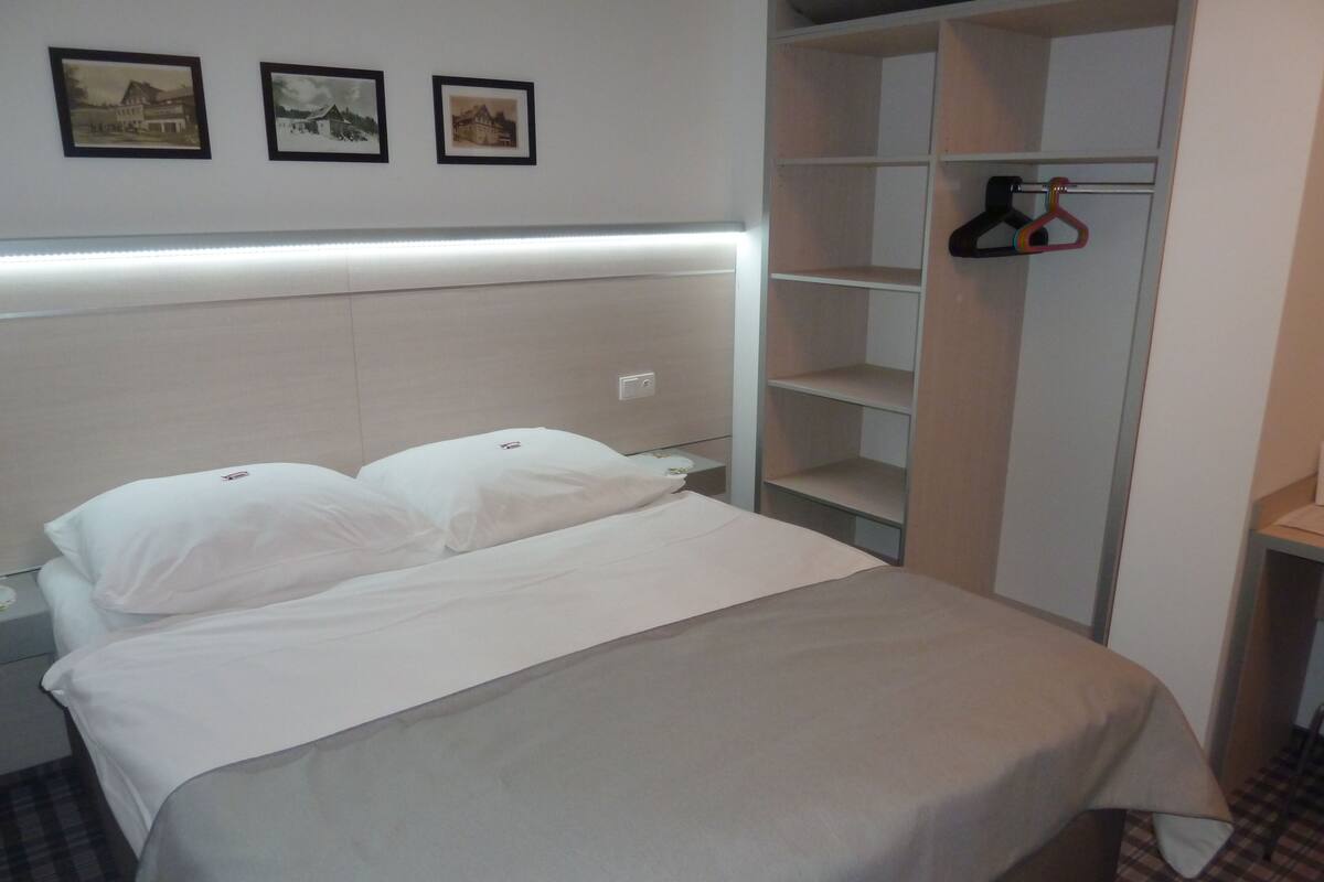 Deluxe Apartment | In-room safe, cribs (surcharge), WiFi (free), bed sheets