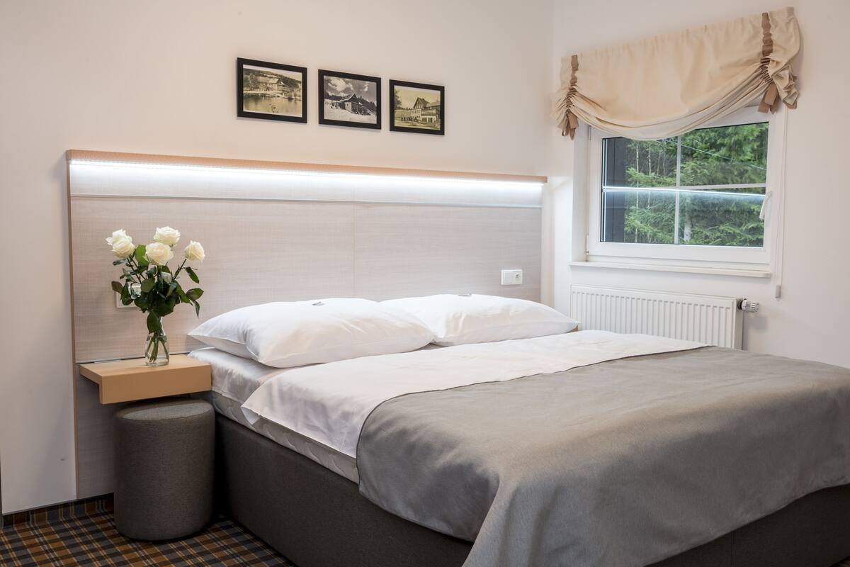 standard double or twin room | in-room safe, cots/infant beds, free wifi, bed sheets