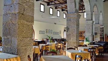 Aperto a pranzo e cena, cucina regionale