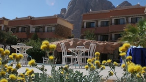 Un hôtel doté d’une terrasse et offrant une vue sur les montagnes.