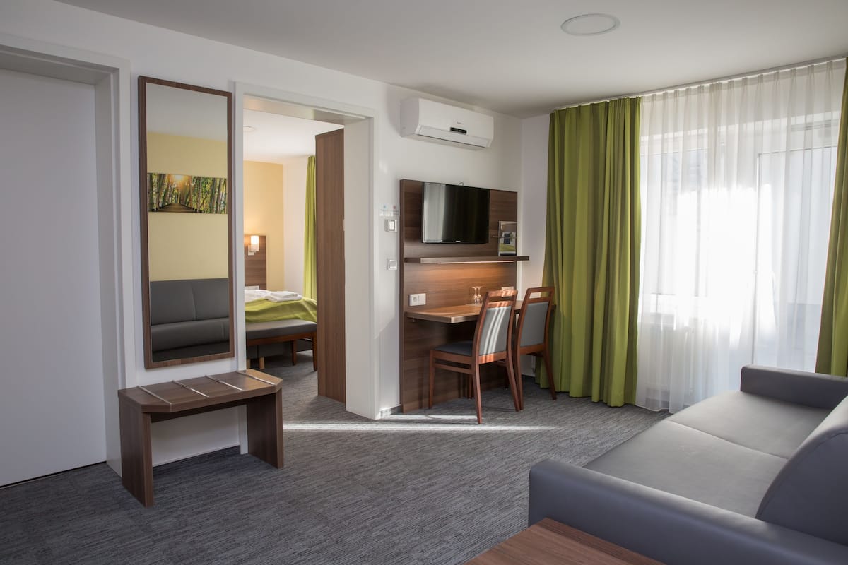 Studio Suite | Living area | Flat-screen TV, pay movies