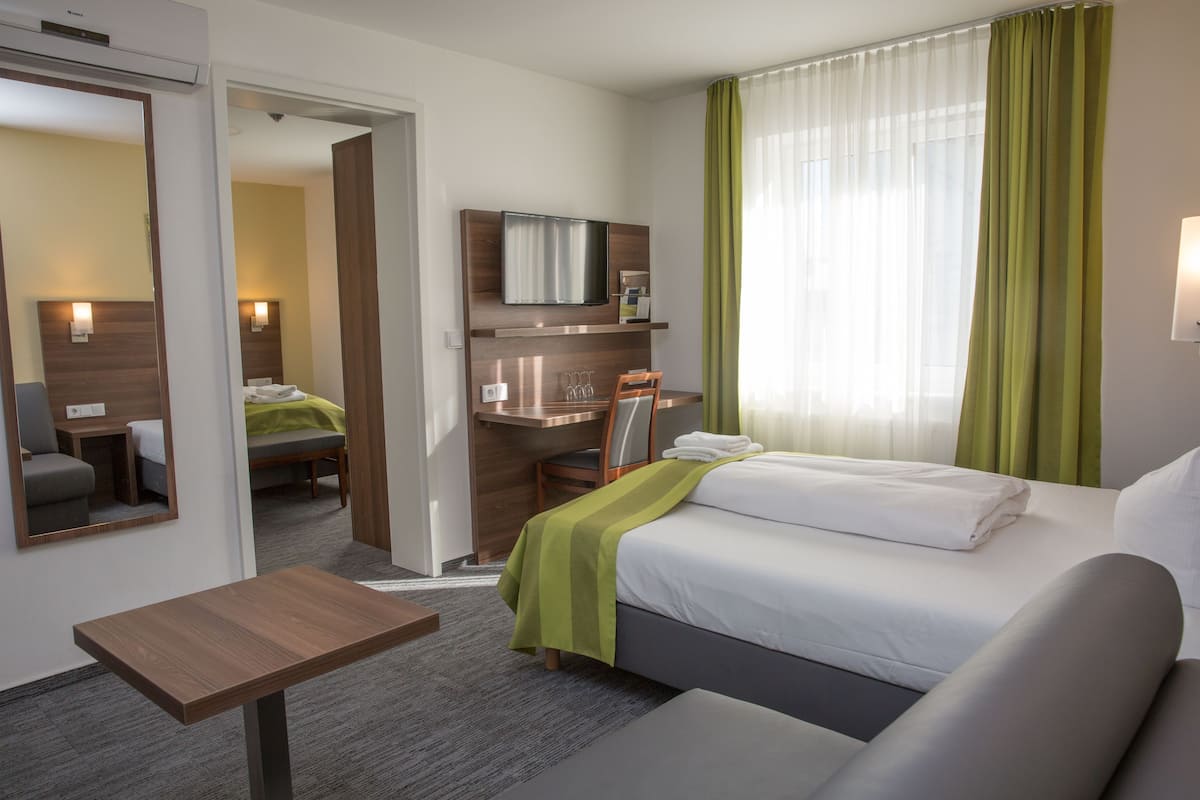 Quadruple Room | Minibar, in-room safe, desk, soundproofing